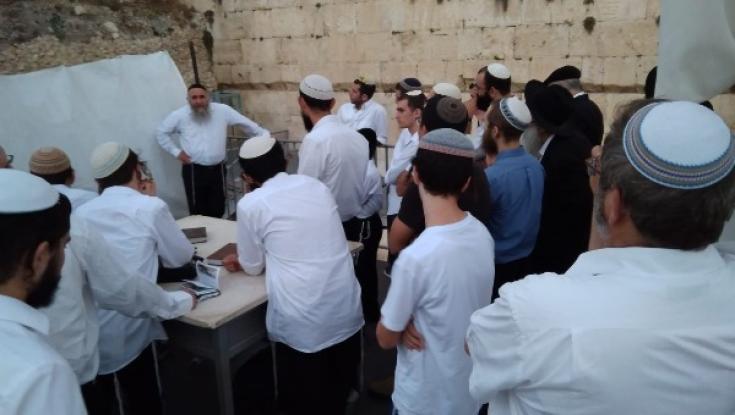 בהפרדה: אלפים מתפללים ברחבת הכותל הדרומי 