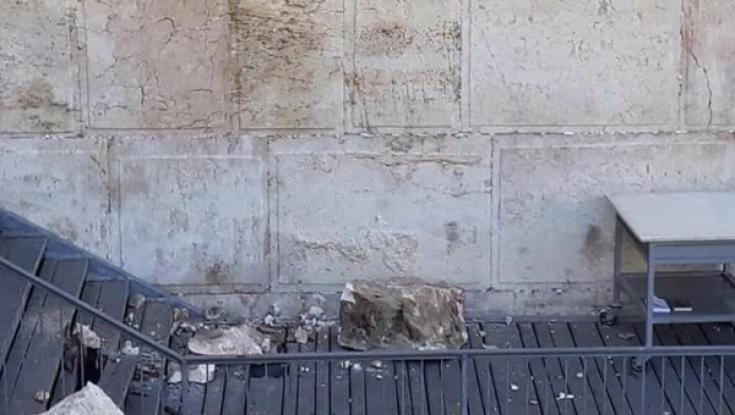 אבנים מתגלגלות: לא נמצא עדיין פתרון לאבן שנפלה מהכותל