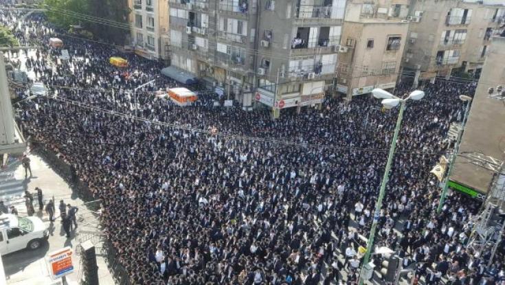 עשרות אלפי בני אדם ליוו את הרב קרליץ בדרכו האחרונה