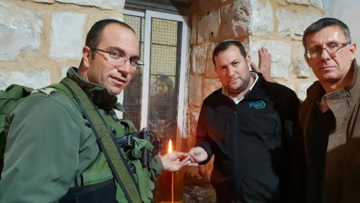 לזכר זיו וקים: כ-2000 מתפללים בקבר יוסף 
