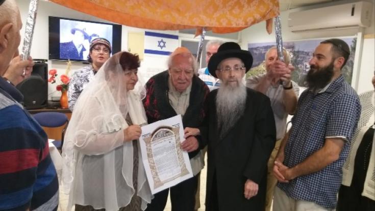 לאחר 60 שנה יחד: זוג בן 80 החליט להינשא כדת משה וישראל