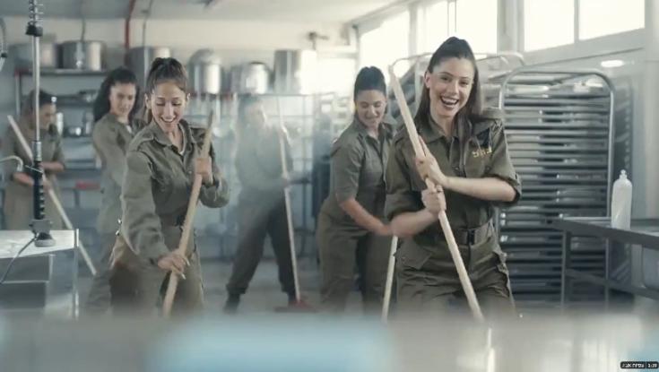 נשים למטבח? צה"ל גנז קליפ של הלהקה הצבאית בשל החשש מפגיעה בנשים
