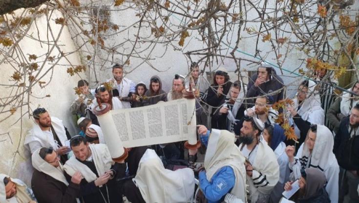קריאת מגילה סמוך למקום הפגוע בשומרון