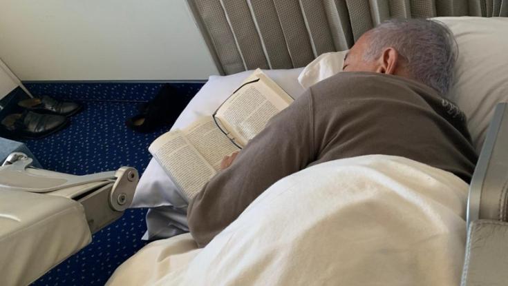 על הרצפה: התמונה של נתניהו שעוררה סערה
