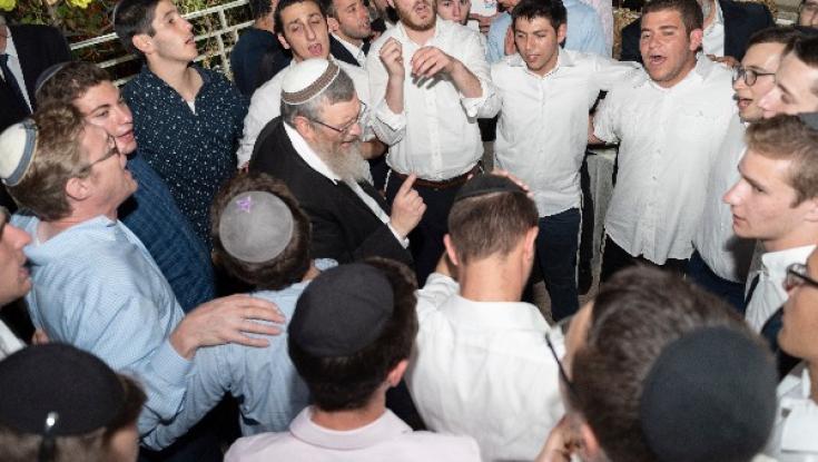 ישיבת שעלבים עם הפנים לתפוצות