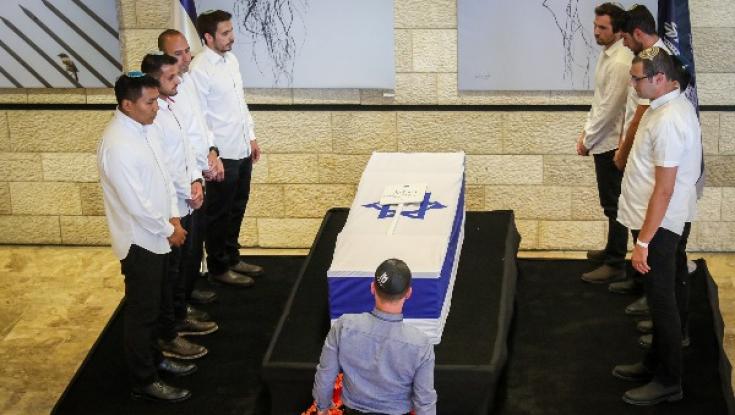 צפו: נשיא המדינה הגיע עם משפחתו לפקוד את ארונה של רעייתו
