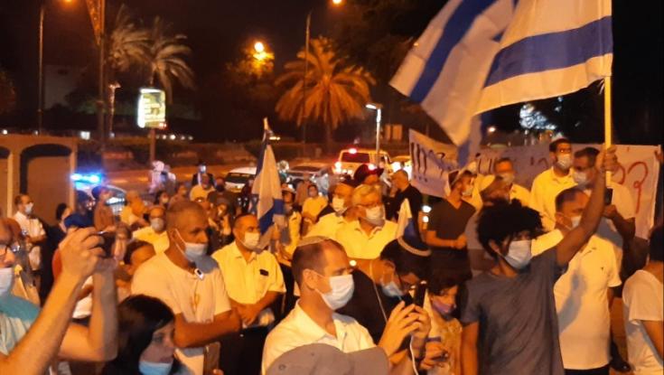 פתח תקווה: מאות מפגינים במקום בו נרצח הרב שי אוחיון הי"ד