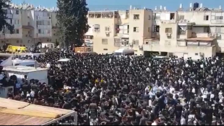 בניגוד להנחיות ובאישור המשטרה: אלפים בצפיפות בהלוויית האדמו"ר מפיטסבורג באשדוד