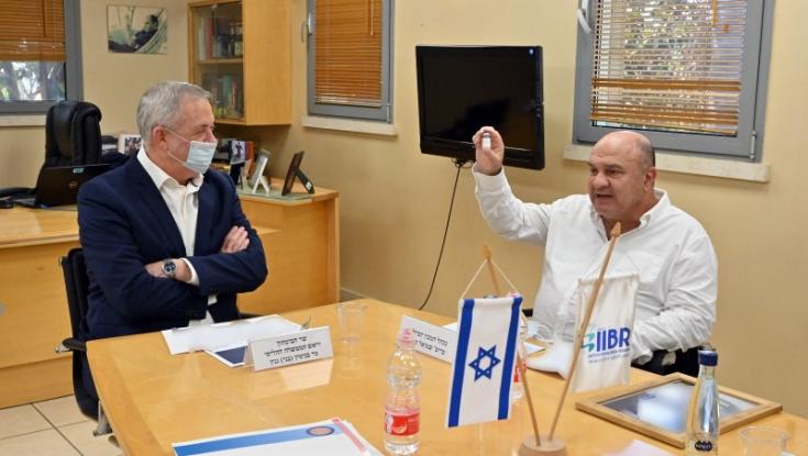 גנץ: "המכון הביולוגי יחל בניסוי חיסון הקורונה בבני אדם אחרי חגי תשרי"
