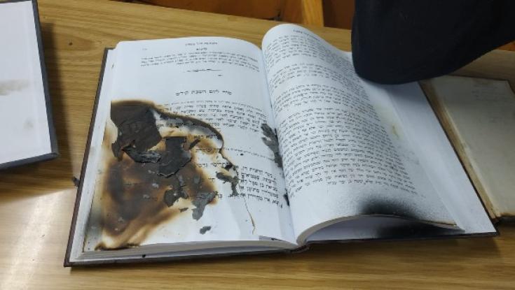 בבית כנסת בנתניה: גרפיטי וספרי קודש שרופים