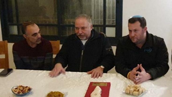 ליברמן בחוות גלעד: "יש לכם 8 אצבעות שלנו להחלת ריבונות &ndash; גם בחוות גלעד"