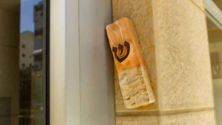 פרשת ואתחנן: האם בית מדרש חייב במזוזה?
