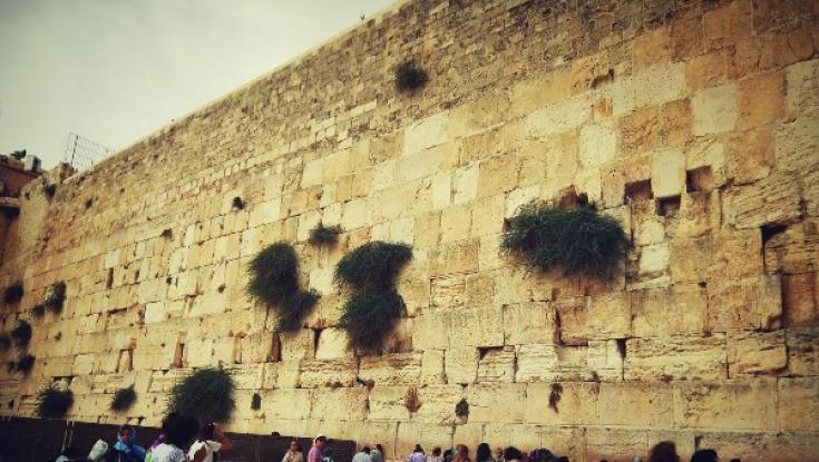 "דווקא כאן מרגישים בבית": נר ראשון של חנוכה בכותל המערבי