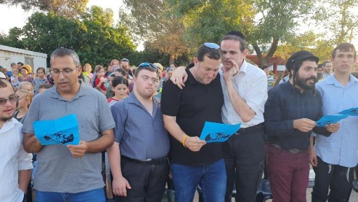 צפו: תושבי רחלים מקבלים ליישוב את דיירי "עלי שיח"