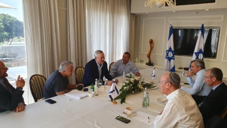 מי בא לבקר? גנץ ולפיד הצטרפו בהפתעה לישיבת המו"מ