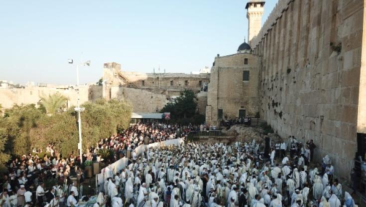 עשרות אלפי מבקרים בחברון ובמערת המכפלה