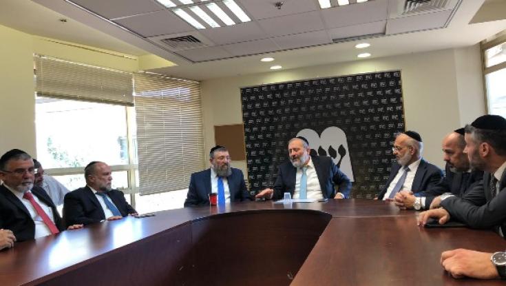 דרעי קורא לגנץ: "הצטרף לממשלת נתניהו"