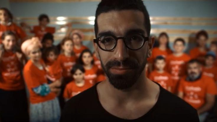 צפו: חנן בן ארי ומשפחות נפגעי הטרור שרים יחד את "אלוף העולם" 