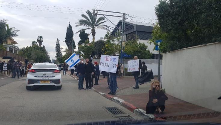 בשעה זו: הפגנה מול ביתו של יו"ר הכנסת