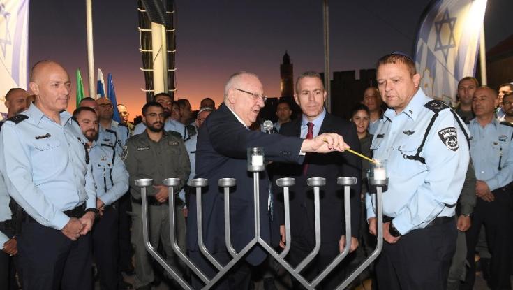 ארדן בטקס הדלקת נר חנוכה: השולט בהר הבית - שולט בירושלים