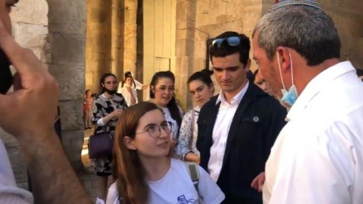 מביך: צעירה הטיחה ברב פרץ "למה הסכמת להיכנס לממשלה? אני מרגישה נבגדת!"
