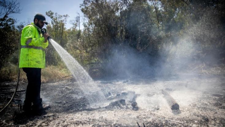 יוצא מרכבו ומצית אש: צפו בפלסטיני יוזם שריפה סמוך לגוש שילה