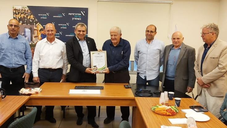 השר אלקין העניק לאוניברסיטת אריאל תעודת "קמפוס ירוק" 