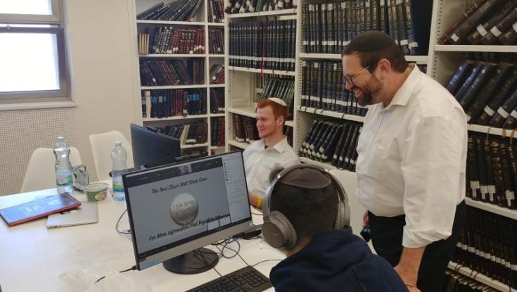 לראשונה בהיסטוריה: שיעור תורה בינלאומי לרגל חג שבועות