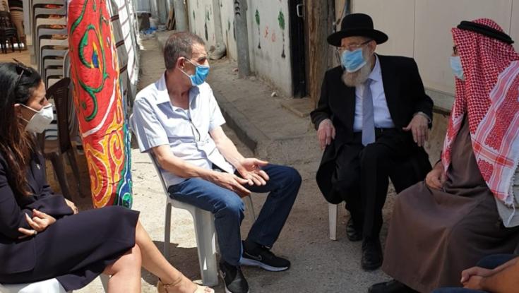 הרב אריה שטרן הגיע לנחם את משפחתו האבלה של איאד אחלאק