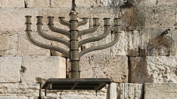 מתכוננים לחג: חנוכיית ענק הוצבה ברחבת הכותל 