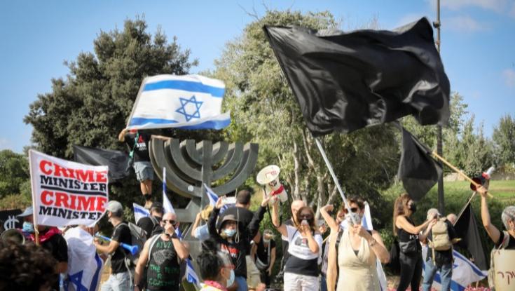 לקראת הסגר: מפגינים מחוץ לכנסת השליכו צואה ורדפו אחרי השר אמסלם