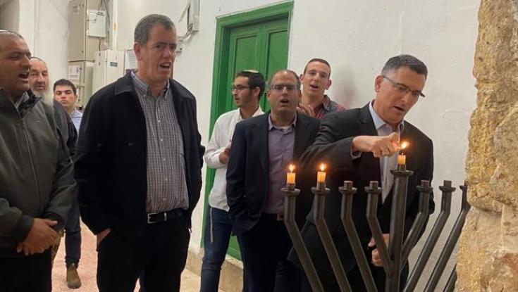 סער בסיור במערת המכפלה : "חשוב גם להמשיך כאן בגאולת בתים"