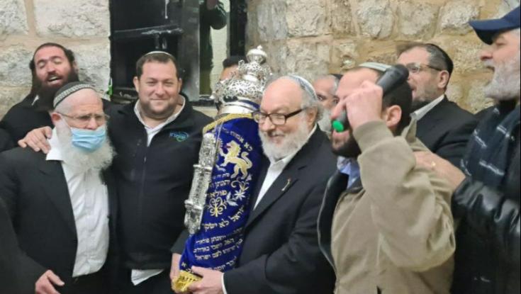 מרגש: ספר התורה שכתב פולארד בכלא נכנס לקבר יוסף