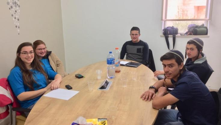 הנוער דורש: אחדות עכשיו!