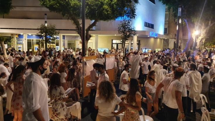 מחזה מרגש: אלפי מתפללים בכיכר דיזינגוף שבתל אביב