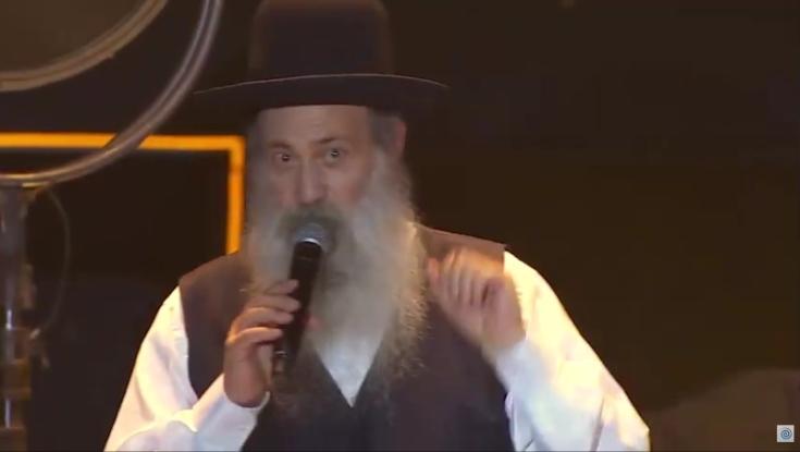 באמצע החזרה הגנרלית: שולי רנד במחווה לעובדי הבמה