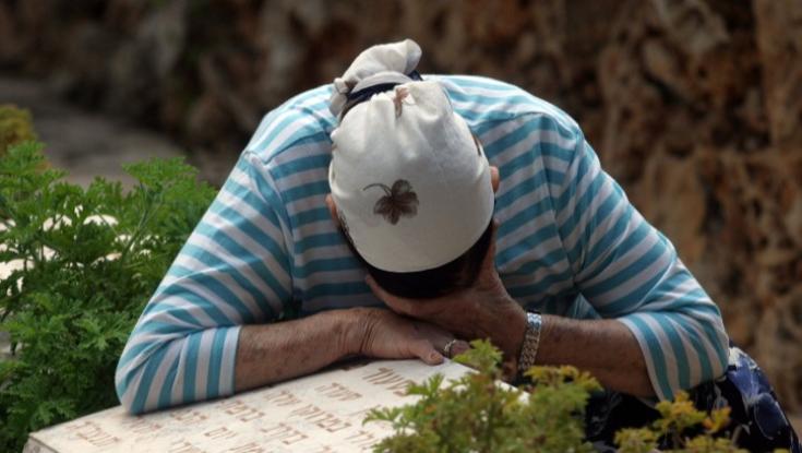מזעזע: חרדים קיצוניים הציתו זרים שהונחו על קברי חללי צה"ל