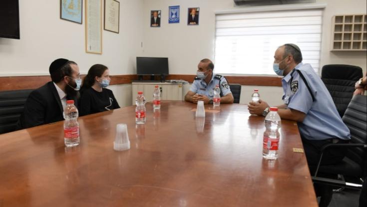 נציגי המשטרה נפגשו עם הנערה החרדית שעוכבה בגלל אי עטיית מסכה