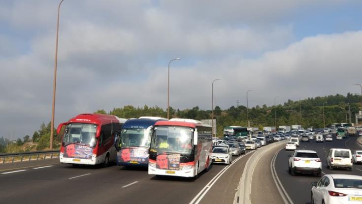 הפגנת חברות ההסעות הפרטיות: כביש 1 נחסם