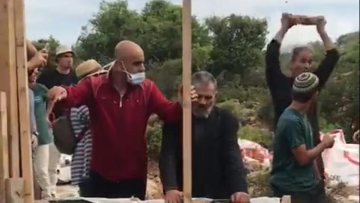 פלסטינים איימו בידוי אבנים על בני נוער בשומרון