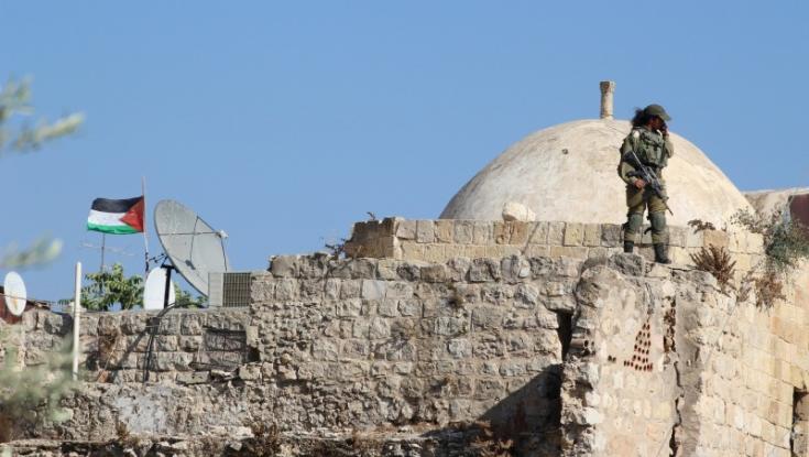 ליאון על תליית דגל אש"ף: לא אתן לארגוני טרור לדרוס רגל בעיר