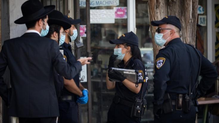 שוטרים עיכבו ילדה לאחר שטענו כי לא חבשה מסכה