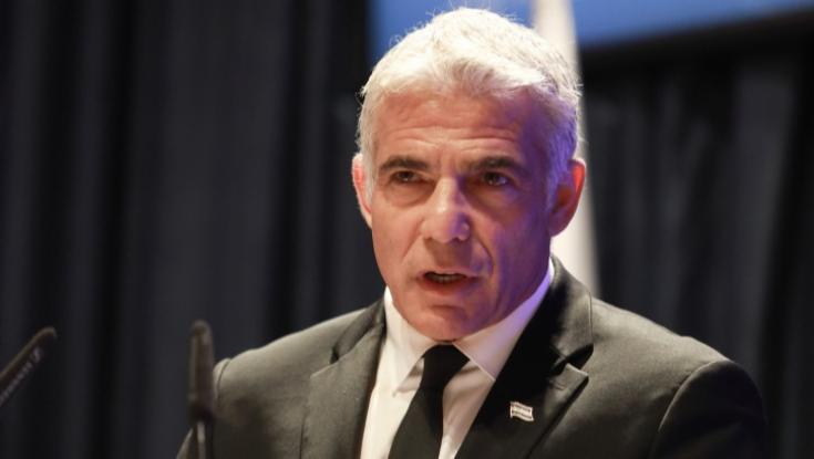 לפיד: "אנטישמים הם אנשים שהורגים במכות צעירים מהקהילה הלהט״בית"