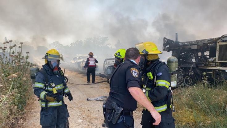 שריפה ליד נתב"ג | הושגה שליטה על האש, תושבים הורשו לחזור לבתיהם