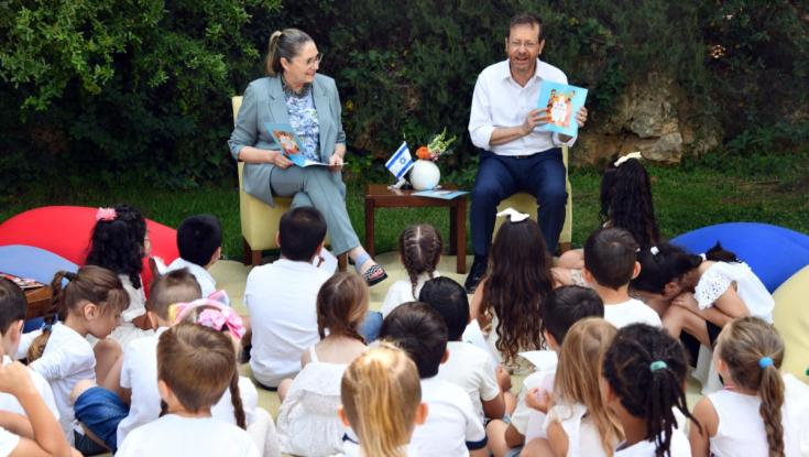 נשיא המדינה ורעייתו ערכו שעת סיפור והקריאו את ספרה של הסופרת הסרוגה