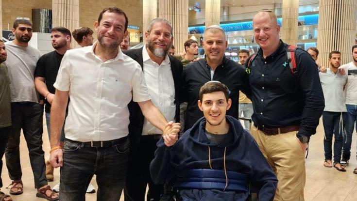 פצוע הפיגוע שחזר ללכת, שב לארץ: "מאמין בכל הלב שאצליח"