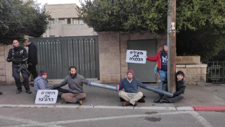 פעילים חסמו את ביתו של ניר ברקת: "ההיסטוריה תשפוט אותו כמי שהתקרנף"