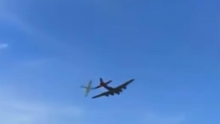 לעיני הצופים ההמומים: שני מטוסים ממלחמת העולם השניה בהתנגשות חזיתית