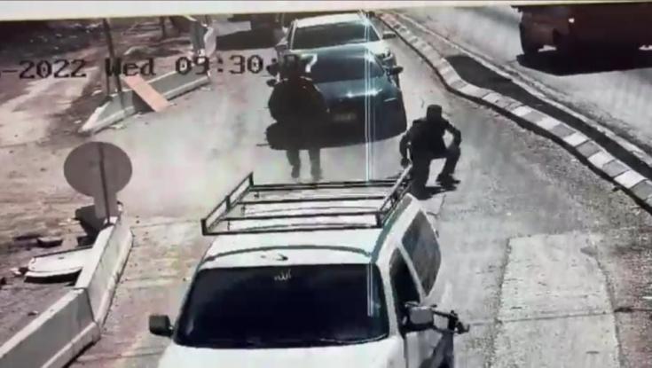 הר חברון: פלשתיני שנעצר לבדיקה תפס בנשקו של שוטר וברח | צפו בתיעוד