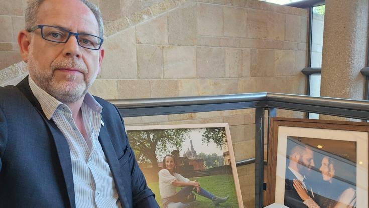 התמונה המרגשת של בנימין הורגן שאיבד את אשתו בפיגוע לפני כשנתיים